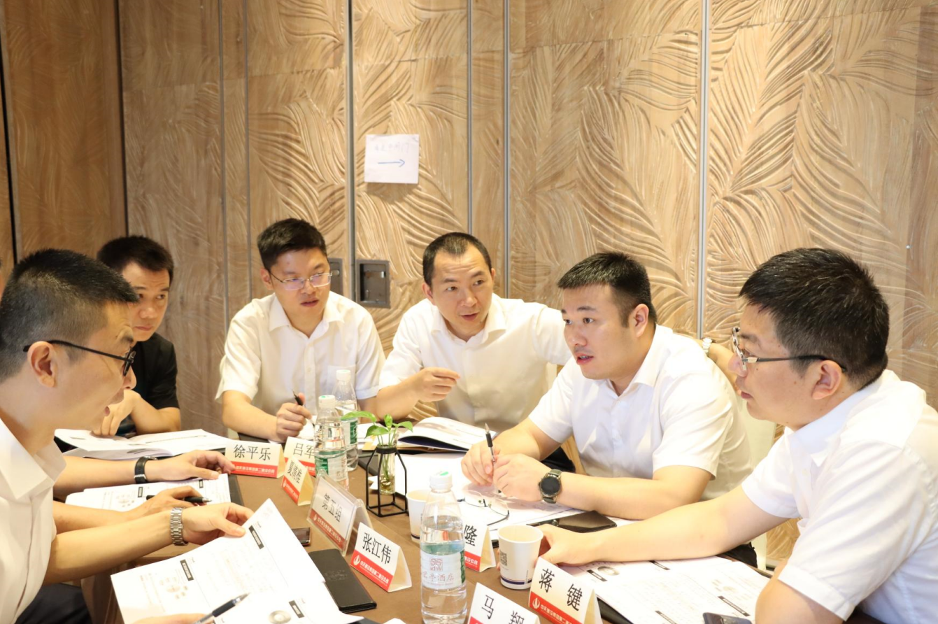 2021年6月25日-26日，尊龙二建组织开展了2021年中高层主管执行力培训。本次培训特邀清华、北大、上海交大总裁班讲师，中国企业家协会特聘高级讲师许晋老师进行授课。